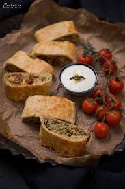 Rezept Mediterraner Zucchini Tomaten Strudel Mit Vollkornbroseln Rezept Rezepte Strudel Rezept Zucchini