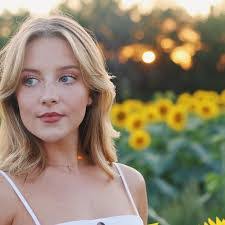 Samantha Isler's Instagram, Twitter & Facebook