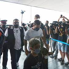 Magalhaes is the man behind viral photographs and videos that show him with a stunning tattoo on his back that displays messi's iconic shirt celebration at the bernabeu. Atuifkquyw1kzm