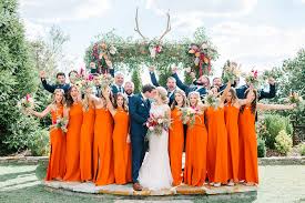 Die braut trug ein weißes hochzeitskleid. Auswahl Der Besten Farbe Fur Ihre Brautjungfernkleider 5 Verschiedene Schattierungen Von Orange Brautjungfernkleid Brautjungfernkleider Brautkleider Hochzeitskleider Babaroni Blog