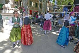 Se vende las leonas, una mansión de cine en mallorca los propietarios actuales de la finca buscan un dueño para esta impresionante mansión, donde se celebraron fiestas de personalidades de la. Free Outdoor Entertainment Music Singing And Dancing Enhances The Culture Of The Area Picture Of Esfinges Majorca Tripadvisor