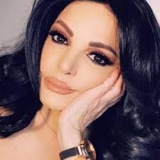 شنّت الإعلامية نضال الأحمديّة هجوماً على ديما صادق بعد إنتقادها كلام الأمين العام لحزب الله السيد حسن نصرالله خلال يوم الشهيد. Ø§Ù„Ø¥Ù…Ø§Ø±Ø§Øª Ù†ÙŠÙˆØ² ÙÙ†ÙˆÙ† Ù†Ø¶Ø§Ù„ Ø§Ù„Ø£Ø­Ù…Ø¯ÙŠØ© ØªØ«ÙŠØ± Ø¶Ø¬Ø© Ø¨ØªØµØ±ÙŠØ­Ø§ØªÙ‡Ø§ Ø§Ù„Ù„Ø§Ø°Ø¹Ø© ÙˆØªØµÙ ØªÙŠÙ… Ø­Ø³Ù† Ø¨Ø§Ù„Ø®Ø§Ø¦Ù†