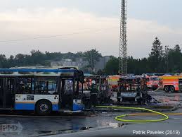 Policisté vyšetřují požár balkonu jako obecné ohrožení. Busportal Pozar V Dopravnim Podniku Ostrava Poskodil Nekolik Autobusu