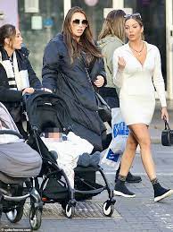Lauren goodger wows on her second day back on towie showing off her curves in a figure hugging red dress. Lauren Goodger Joins Goodman Sisters Lauryn Chloe And Amelia On The Sussex Seafront Aktuelle Boulevard Nachrichten Und Fotogalerien Zu Stars Sternchen