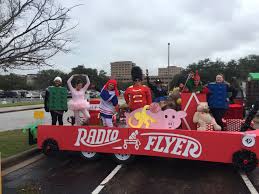 I need a few good ideas for our christmas parade float. Radio Flyer Parade Float Christmas Parade Floats Kids Parade Floats Christmas Parade
