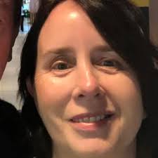 Where to stay in Italy, Florence or smaller towns like Bologna, while  traveling?