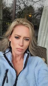 That's a lot of makeup but I dig the lips💋