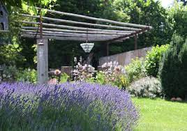 Ein rotblühender kastanienbaum, ein garten, voll von sonnenflor, einsam ein altes haus davor. Verspielter Gartentraum Jager Garten Und Landschaftsbau