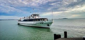 Könnyen felmelegedő, sekély vize kiválóan alkalmassá teszi a fürdésre és sportolásra, élővilága rendkívül gazdag, a táj változatos vulkanikus kúpjaival sok tekintetben egyedi. Balaton Atuszas