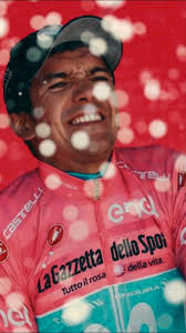 Así lució #EganBernal luego de finalizar en el tercer puesto 🥉 de la etapa  7 del #GirodeItalia2025 🇮🇹🚴🏻‍♂️ #ElGiroPorCaracol 🇨🇴 📱:  @mauromolano09