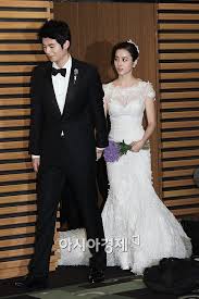 결혼 후 그는 기성용 선수가 있는 영국으로 갔다. í¬í†  ê¸°ì„±ìš© í•œí˜œì§„ ê·¸ë¦¼ê°™ì€ ìž…ìž¥ ì•„ì‹œì•„ê²½ì œ