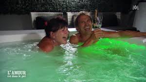 Chaque saison accueille différents agriculteurs et agricultrices en. L Amour Est Dans Le Pre La Chute Hilarante De Jean Cla Tele Star