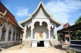 เรียกสถานที่ที่พระสงฆ์ประชุมกันทําสังฆกรรมเช่นสวดพระปาติโมกข์ อุปสมบท ว่า โรงอุโบสถ หรือ อุโบสถ เรียก ย่อว่า โบสถ์ (ปาก. Boontoday