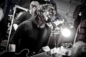And i did the math , foo fighters have millions upon millions more albums than kiss. Foo Fighters Lanza El Documental Sobre Su Garage Tour Hablatumusica