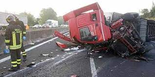 Incidente sul lavoro nel mugello, operaio precipita dal tetto. Ok Mugello Incidente Tra Camion Chiusa A1 Tra Barberino E Roncobilaccio
