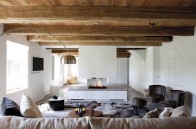Jv N 54 Les Poutres Sablees Dominent Le Salon Et La Salle A Manger La Peau 7 Moutons Cousus Insuffle Un Cote Chaleureux A L Espace La Lampe Boule Vient De