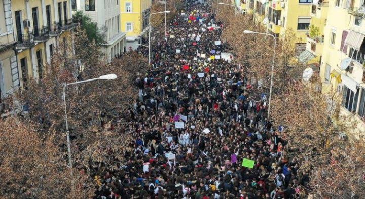 Protestas estudiantiles provocan enfrentamientos e incendio en el Ministerio de Educación de Albania
