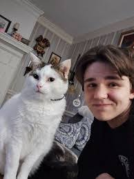 Aaron Beswick's Instagram, Twitter & Facebook