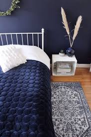 midnight madness en donkerblauwe kamer om heerlijk bij weg te dromen donkerblauwe kamers donkerblauwe muren donkerblauw slaapkamers