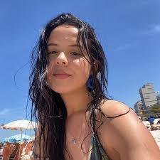 caso algum dia você se depare com alguém parado no meio da rua tirando foto  do próprio pé, de uma quina, uma rua ou uma parede, não precisa ter medo:  provavelmente é