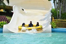 Ia menyediakan pantai buatan manusia dan luncur air. A Famosa Water Theme Park Melaka Tarikan Taman Tema Air Terbesar Di Malaysia Lokasi Percutian