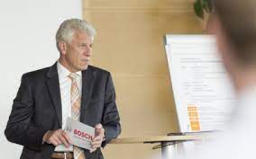 Szőke zoltán, aki berényi mikit alakítja. Szoke Zoltan A Bosch Keszen All Az Onvezetesre Elektromos Auto Mania