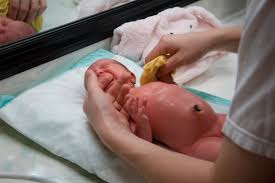 Bathing a newborn baby (with umbilical cord): Newborn Baby S First Bath 10 Tips To Keep In Mind Huggies Sg