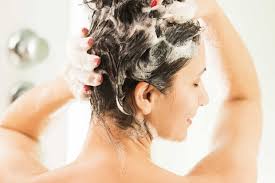 Kulit kepala yang kering tentu saja akan menimbulkan berbagai macam masalah, salah satunya adalah kulit kepala yang terkelupas dan menghasilkan serpihan menyerupai ketombe. Scrub Alami Atasi Masalah Rambut Dan Kulit Kepala