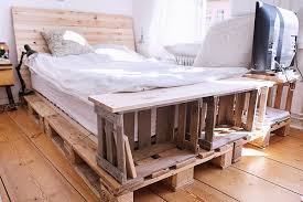 Selber bauen kinderbett hausbett selber bauen kinderbett mädchen bett kinderzimmer kinderzimmer einrichten schlafzimmer ideen wohnzimmer coole kinderzimmer zimmer ideen schlafzimmer kinder zimmer deko kinderzimmer design gespiegelte möbel zimmer dekoration diy. Bett Diy Baue Dir Selbst Ein Bett Mit Paletten Und Weinkisten Bett Aus Paletten Bauen Bett Aus Paletten Wohnung