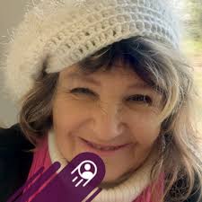 Such a sweet suncatcher inspiration! An embroidery hoop, a little chicken  wire and some colorful buttons! (Pinterest)