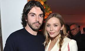 Elizabeth olsen's husband (who she's married to, by the way) decorated her video chat background for her #actorsonactors interview with kaley cuoco! All About Elizabeth Olsen S Husband To Be Robbie Arnett Thenetline