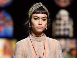The unidentified man was watching a video on his phone when he paused it and asked his hairstylist to give him the exact look, reported the daily mail. Guido Palau On Blunt Cuts And Extreme Haircut Trends In 2020 Allure