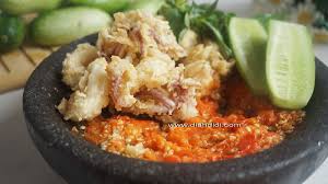 Jika pada awal kemunculannya, ayam geprek disajikan dengan sambal korek yang nampol pedasnya, kini makin banyak varian resep yang tersedia. Diah Didi S Kitchen Cumi Krispy Sambal Geprek