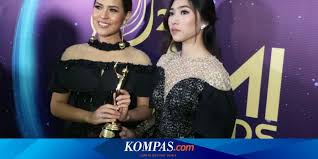 Tanpamu tiada berarti tak mampu lagi berdiri cahaya kasihmu menuntunku kembali dalam dekapan tanganmu. Lirik Dan Chord Lagu Anganku Anganmu Duet Apik Raisa Dan Isyana Sarasvati