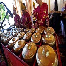 Alat musik ini terbuat dari bahan kuningan dan dimainkan dengan cara dipukul. Alat Musik Minangkabau Beserta Penjelasannya Terlengkap