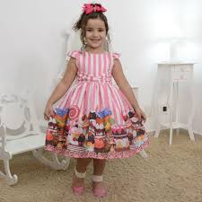 Held in kourtney kardashian's backyard, the party included everything from gigantic gummy bears to a rainbow a lollipop road paved the way to a candy costume playhouse, where kids could dress up as their favorite piece of candy, the post explained north west and penelope disick's birthday party. Girl S Confectionery Dress With Cupcake Cakes And Candy Birthday Par Moderna Meninas