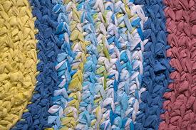 Due to the massive amount of requests i got for this, we simply had to make a tutorial showing you how to make your very own huge roving rug. How To Crochet Rag Rugs