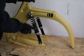 Um folgekosten zu vermeiden und sicherheit und fahrkomfort wieder herzustellen, empfiehlt es sich, stoßdämpfer alle 20.000 km untersuchen zu lassen. Stossdampfer Wechseln Puch Maxi Der Schrauberling