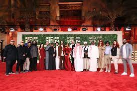 مباشرةً من السجّادة الحمراء؛ العرض العالمي الأول للفيلم السعودي: “صيفي”، بحضور طاقم الفيلم، ضمن فعاليّات اليوم الرابع للدورة الرابعة من #مهرجان_البحر_الأحمر_السينمائي_الدولي. #للسينما_بيت_جديد ‏Live from the red carpet: the World Premiere of “Saify”.