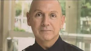 El sargento Robert Muñoz anuncia su retiro de la policía de Dallas tras 29  años de servicio a la comunidad