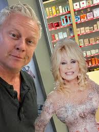 I wanna know if YOU could have dinner with any living celebrity who you  would choose. Dolly Parton would be my #1 pick.