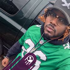 Aaron Rodgers is not happy with the Eagles presenting the type of problems  that AJ Brown and Jalen Hurts are making evident 😬 “You get a veteran guy  in there who is