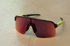 Si eres un fanático de oakley y te gusta el ciclismo de competición, seguro que reparaste en el peculiar modelo de las sutro que egan bernal utilizó en el pasado tour de francia hasta ganar la prueba. Oakley Archives Eyesport
