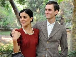 Sira Quiroga Con Vestido Rojo E Ignacio Traje Chaqueta Boda Paquita El Tiempo Entre Costuras Capitulo 1 Via Http Tiempo Entre Costuras Costura Vestidos Rojos