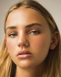 Mia Regan's Instagram, Twitter & Facebook