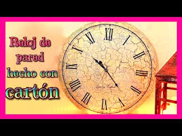 Si quieres saber cómo hacer un reloj de arena, a continuación te mostraremos paso a paso cómo hacerlo, teniendo en cuenta que lo haremos con puedes dibujar dos cuadrados grandes en un cartón y cortarlos, y con cuatro palitos de madera crear unas bases para el reloj de arena, pegando. Manualidades Reloj De Pared Hecho Con Carton Y La Tecnica Del Craquelado Isa Youtube