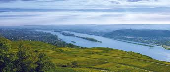 Besichtigen sie das niederwalddenkmal und genießen sie die schöne aussicht oder eine pause in den nahe gelegenen gastronomieeinrichtungen. Rudesheim Ein Geheimtipp Unter Den Schonsten Kleinstadten Auf Instagram Travelcircus Urlaubsziele