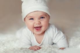 Wenn ein baby zum ersten mal seine eltern anlächelt, sind alle anstrengungen, die der alltag mit einem neugeborenen mit sich bringt, auf einen schlag vergessen. Was Sagt Uns Das Lacheln Eines Babys Gedankenwelt
