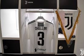 A woman walking into a planet fitness locker room last saturday saw a man wearing a wig and a little bit of blush who was huge and appeared very manly. she told abc news, i just stopped right. Juventusfc On Twitter All Set In The Locker Room Finoallafine Forzajuve Juvelazio