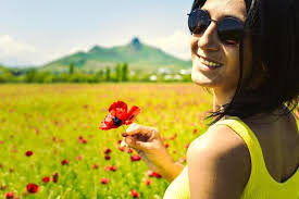 hermosa chica en un campo de amapolas da flor concepto de naturaleza de  ángulo bajo de bienestar y libertad de la mujer 7466080 Foto de stock en  Vecteezy